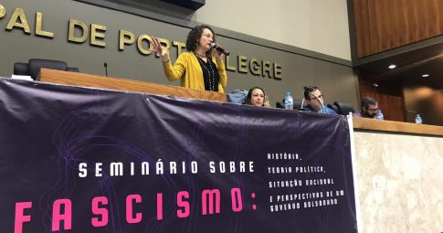 Luciana Genro em evento sobre a ascensão de partidos e políticos de extrema-direita no mundo - Foto: Samir Oliveira