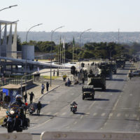 O desfile dos tanques e a ameaça de Bolsonaro às liberdades democráticas