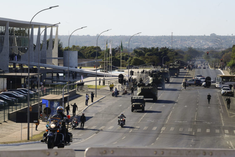 O desfile dos tanques e a ameaça de Bolsonaro às liberdades democráticas