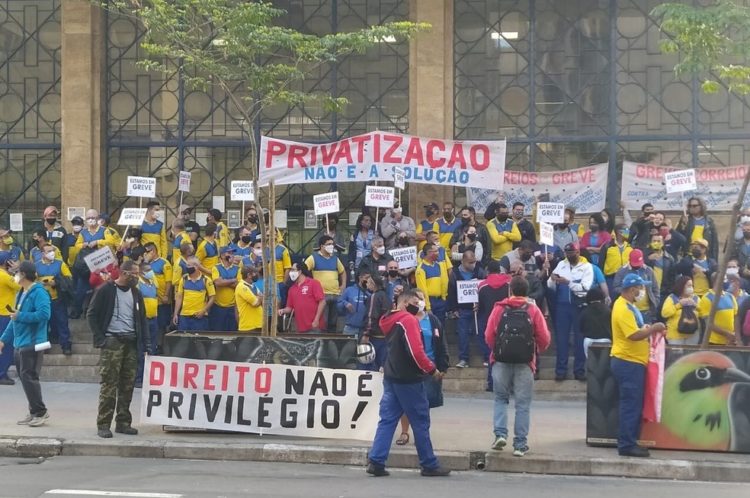 Privatização dos Correios: enquanto reforça o discurso golpista, Bolsonaro amplia o entreguismo