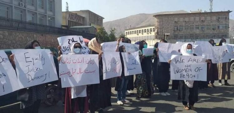 Mulheres caminham pela democracia contra o Talibã fascista