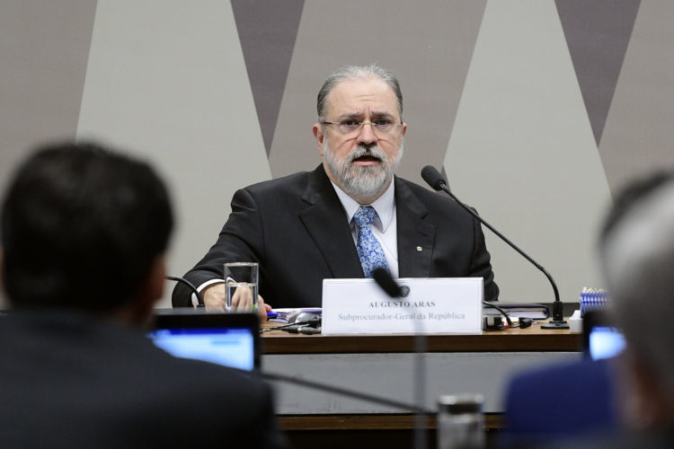 Oposição pede que Aras investigue Bolsonaro por incitação ao ódio