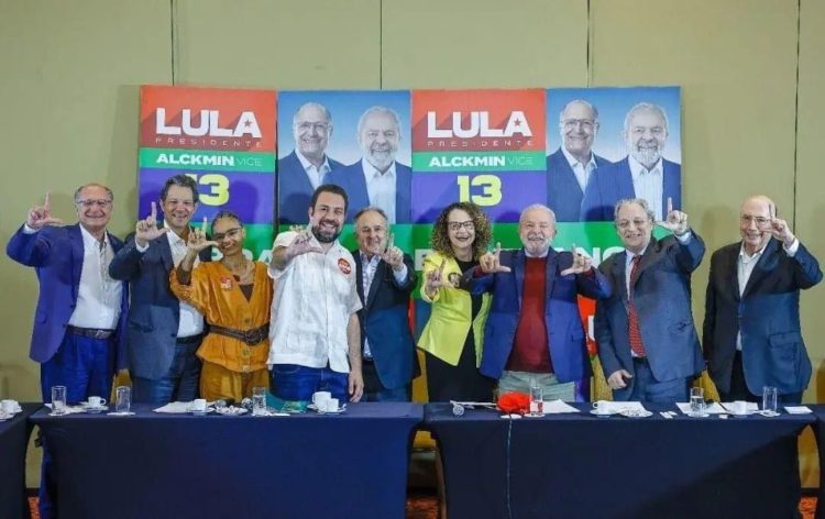 Luciana Genro participa de ato de ex-presidenciáveis em apoio a Lula