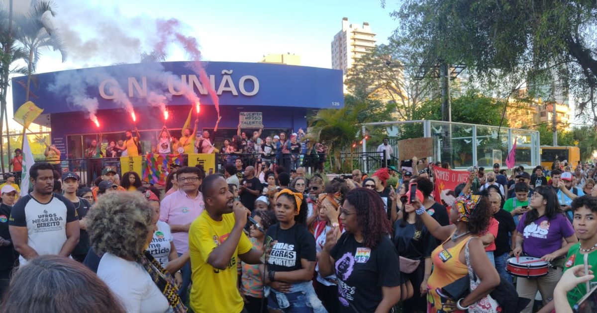 AGORA É ASSIM! Porto Alegre tem protesto antirracista em apoio a Seu Jorge