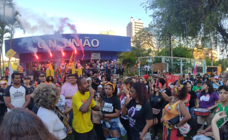 AGORA É ASSIM! Porto Alegre tem protesto antirracista em apoio a Seu Jorge