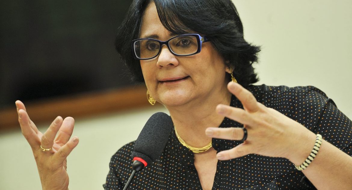 Bancada feminina do PSOL barra homenagem a Damares na Câmara