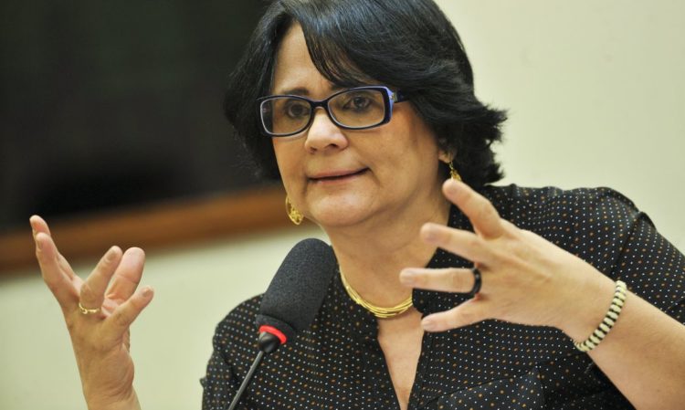 Bancada feminina do PSOL barra homenagem a Damares na Câmara