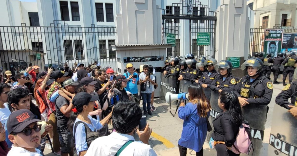 Contra a violenta repressão da ditadura peruana aos estudantes de San Marcos