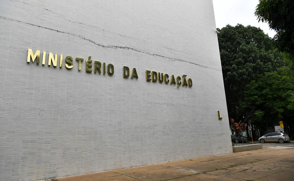 Nota da CNTE escancara a crise no Ministério da Educação