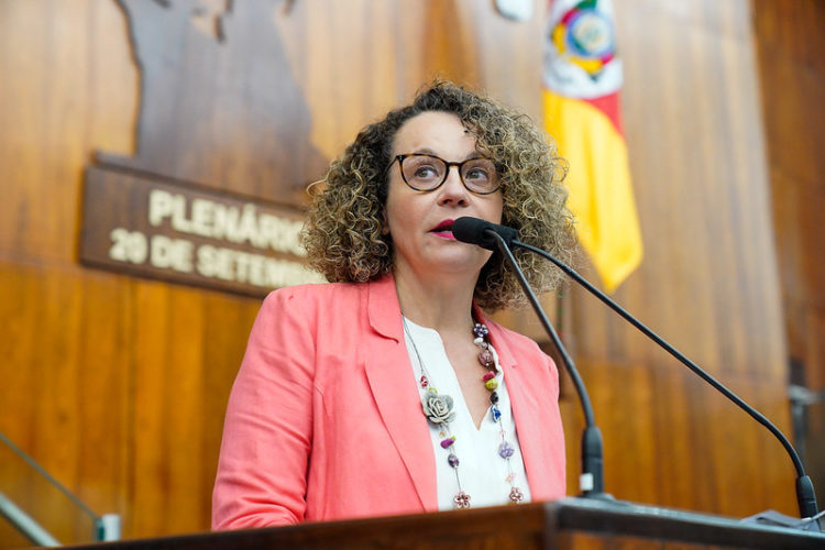Luciana Genro protocola 37 projetos no início da nova legislatura