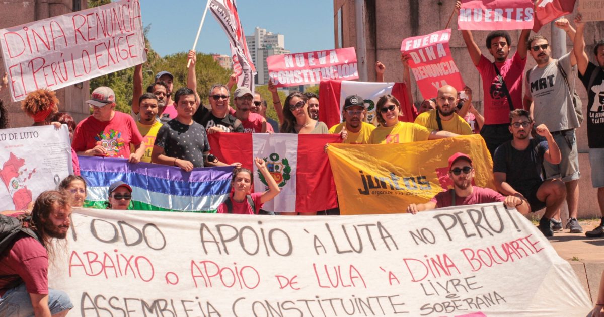 Ato da comunidade peruana em Porto Alegre exige fim das mortes de manifestantes, eleições gerais e assembleia constituinte