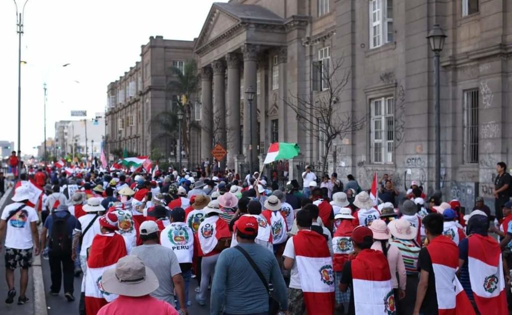 PERU: Unidade para lutar, unidade para vencer! Dina renuncie já! Fechamento do Congresso já!