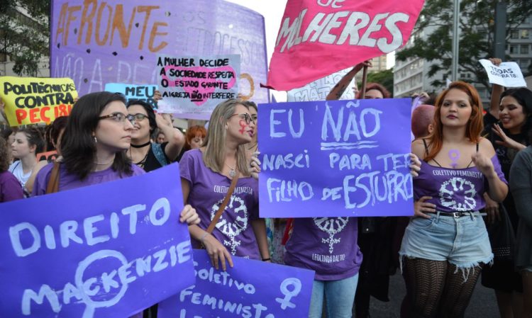 Deputada do PSOL apresenta PL que define impedimento de aborto legal como crime de tortura 