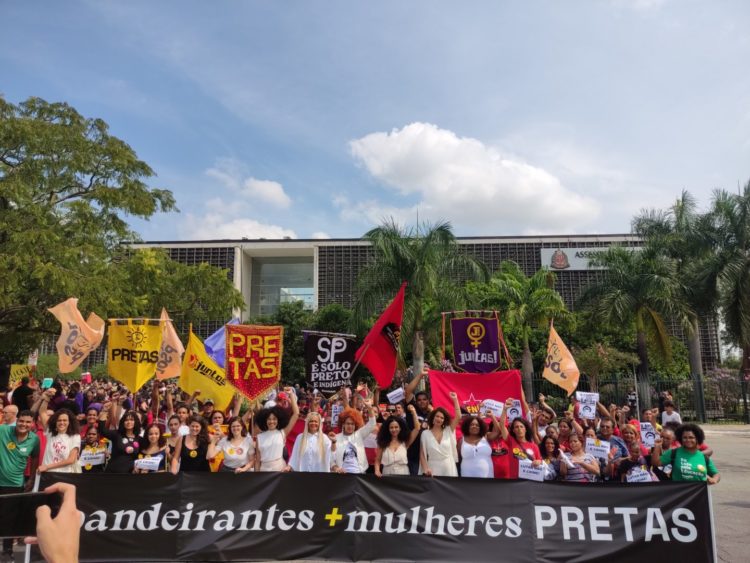 Movimento Pretas e Bancada do PSOL tomam posse na Alesp com ato popular