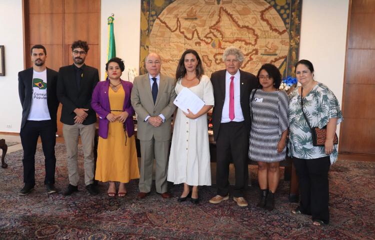 Diputados del PSOL denuncian venta de armas a dictadura peruana en reunión con ministro