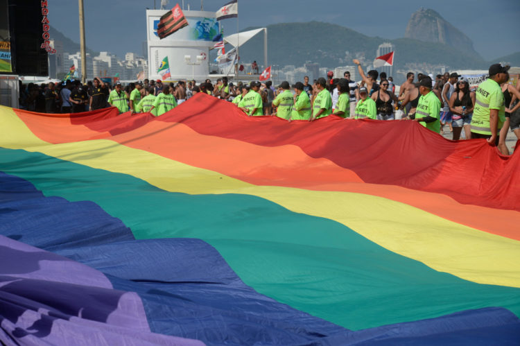 PSOL apresenta a CLDF projeto que pune prática da ‘cura gay’