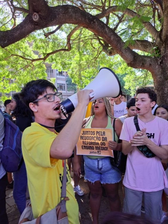 Prefeito de Porto Alegre edita decreto que cerceia atuação de movimentos estudantis e parlamentares junto a escolas