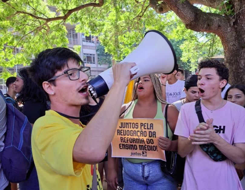 Prefeito de Porto Alegre edita decreto que cerceia atuação de movimentos estudantis e parlamentares junto a escolas