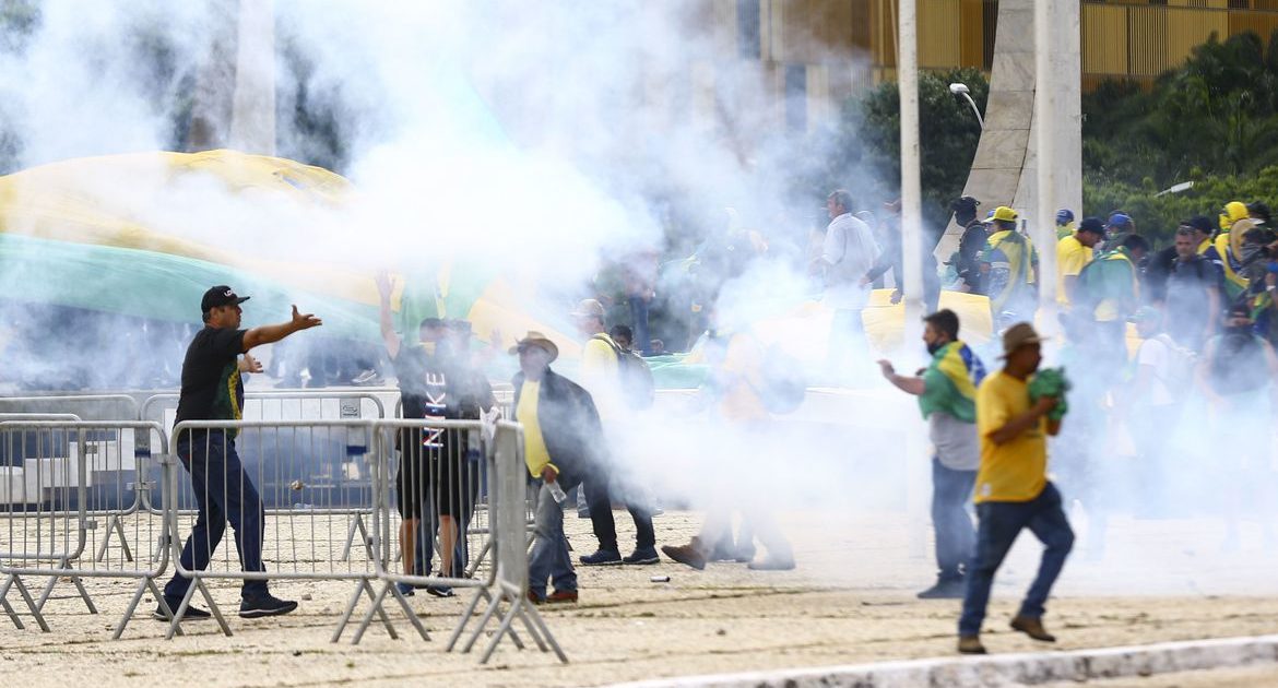 Parlamentares do PSOL desfazem fantasia de bolsonaristas na TV