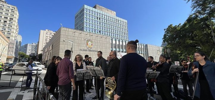 Músicos da Sinfônica de Porto Alegre fazem protesto em forma de concerto