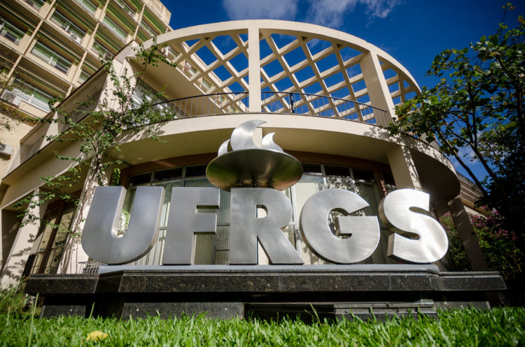 Após pressão de estudantes, avança processo de destituição de reitor da UFRGS