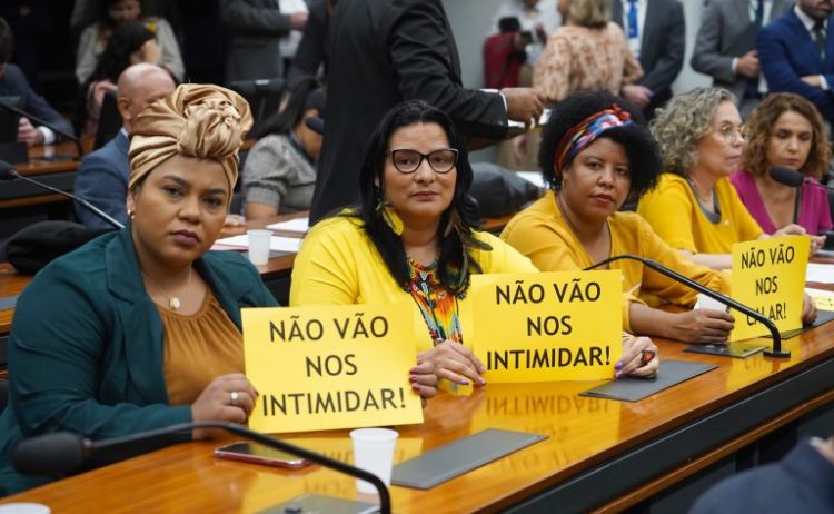 Conselho de Ética da Câmara instaura processo contra deputadas do PT e do PSOL