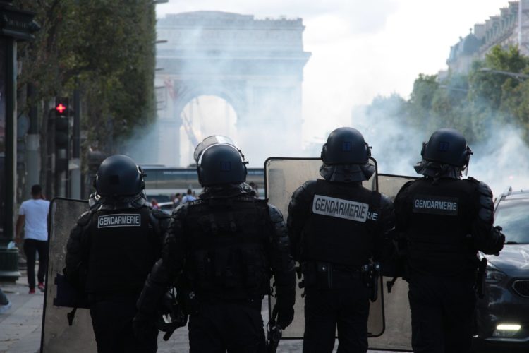 A polícia mata: o brutal assassinato de um jovem da periferia provoca um levante na França