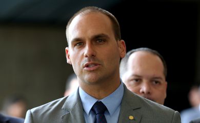 Sâmia aciona PGR contra Eduardo Bolsonaro