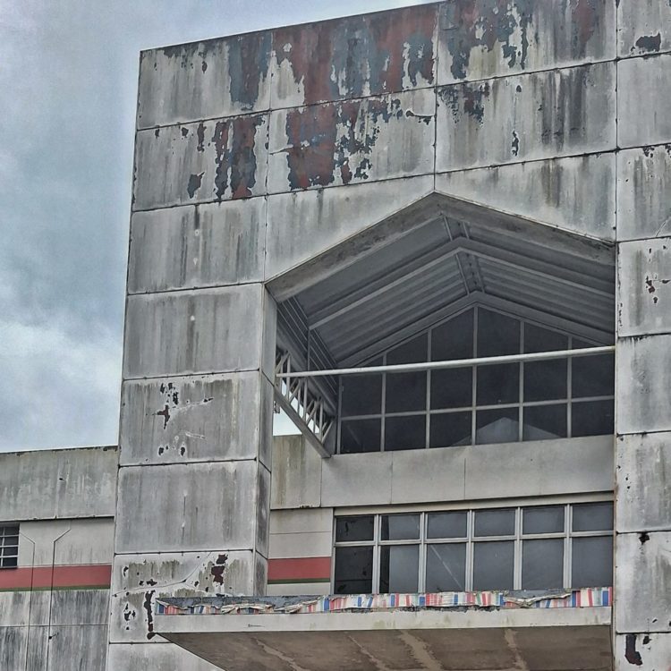 “Por fora, bela viola. Por dentro, pão bolorento”