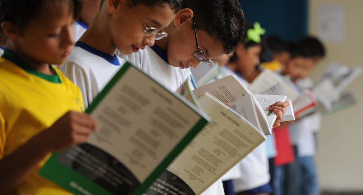 Monica Seixas entra com um pacote de denúncias contra secretário da Educação de SP