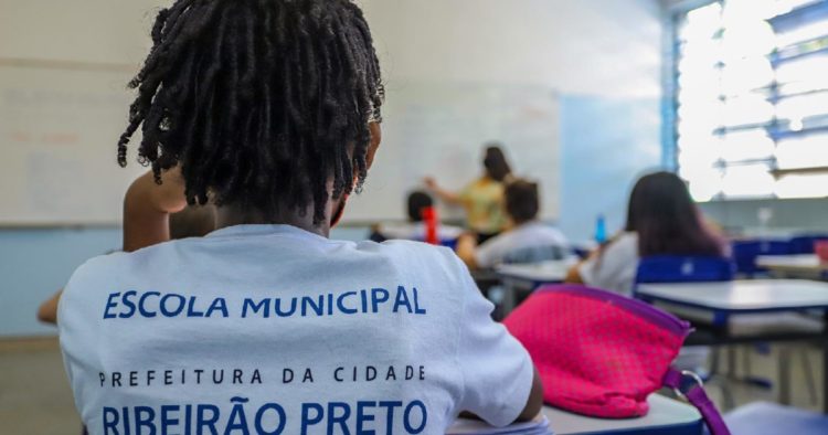 Sâmia questiona prefeitura de Ribeirão Preto sobre incidente em escola