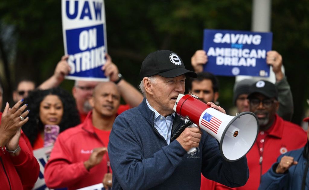 A militância na greve da UAW forçou Joe Biden a se posicionar e participar de um piquete