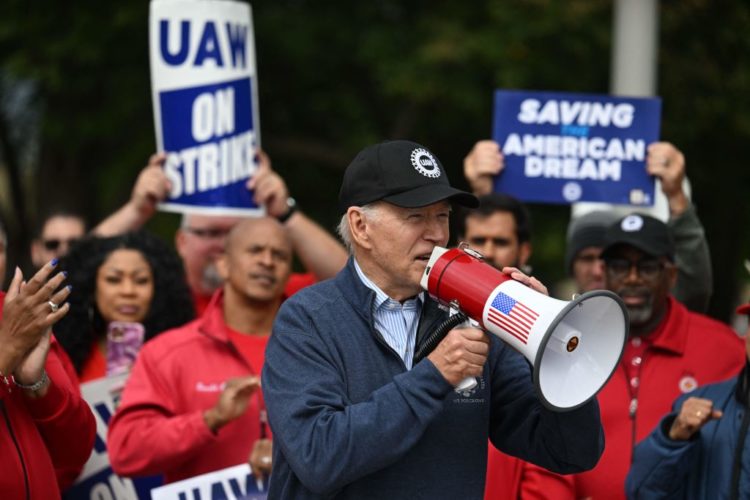 A militância na greve da UAW forçou Joe Biden a se posicionar e participar de um piquete