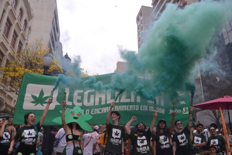 Em meio ao debate da privatização dos presídios, marchamos pela legalização da maconha em Curitiba