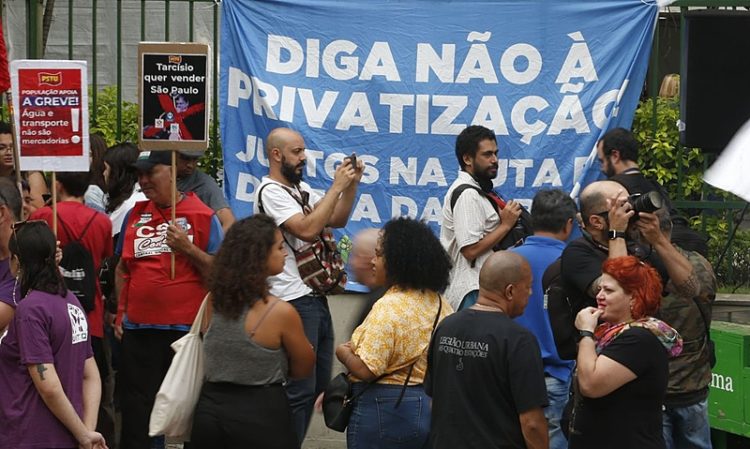Deputados vão à Justiça para reverter privatização da Sabesp