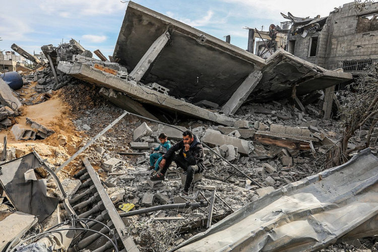 Sem segurança em Rafah, palestinos voltam para o centro destruído de Gaza