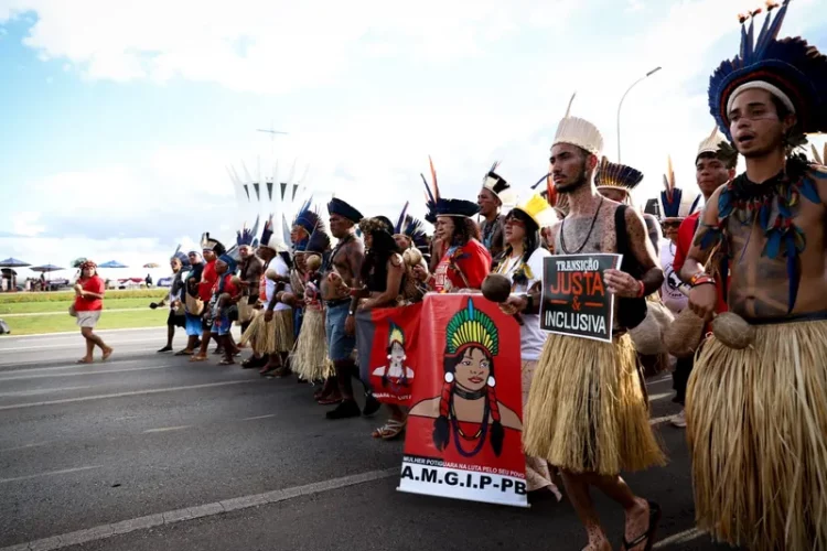 Acampamento Terra Livre: indígenas marcham em Brasília por demarcação de terras e contra o garimpo