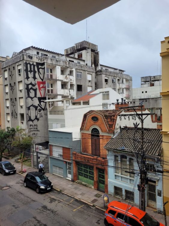 Avec les températures en baisse, Porto Alegre enregistre une première occupation d’immeuble désaffecté par les victimes d’inondations