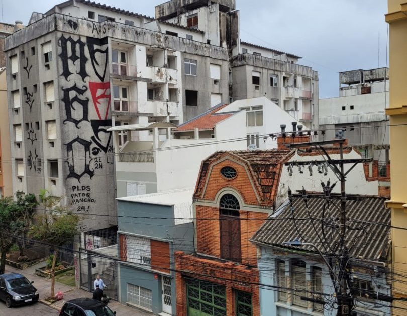 Avec les températures en baisse, Porto Alegre enregistre une première occupation d’immeuble désaffecté par les victimes d’inondations