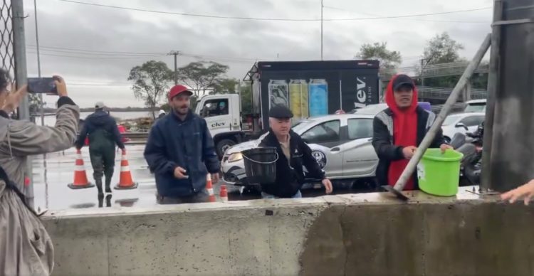 Protesto de moradores bloqueia rodovias em Porto Alegre