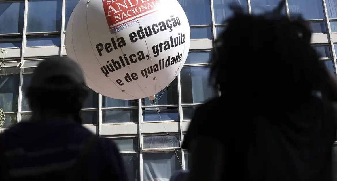 Após batalha por reajuste, professores das federais encerram greve