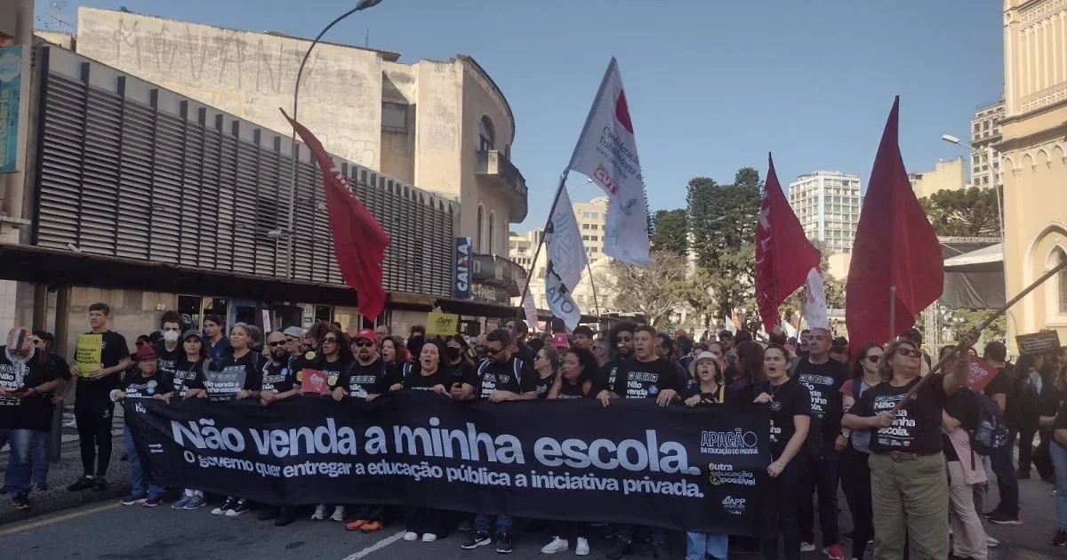 Todo apoio aos profissionais de educação do Paraná!