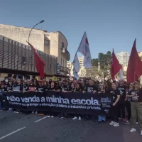 Todo apoio aos profissionais de educação do Paraná!
