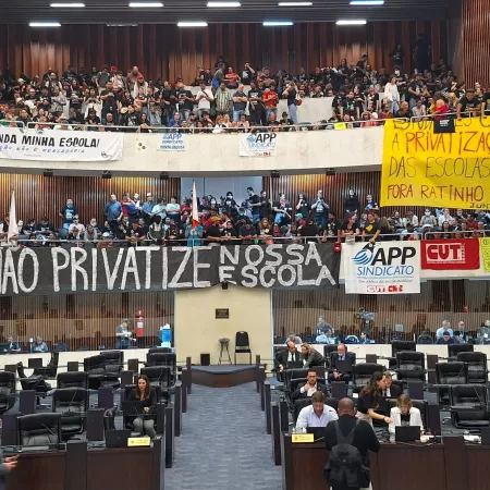 Contra a privatização das esolas no Paraná!