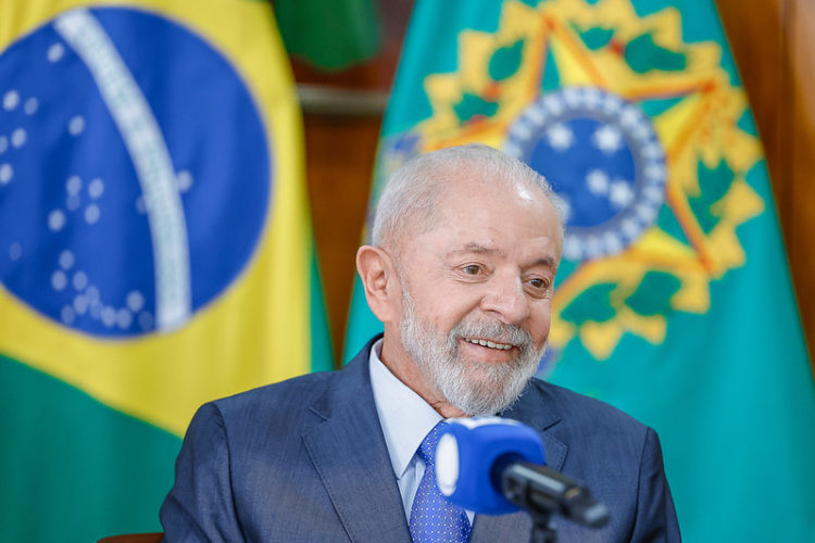 Lula nega redução do salário mínimo real
