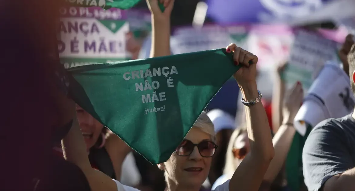 Justiça impede menina de 13 anos de fazer aborto legal