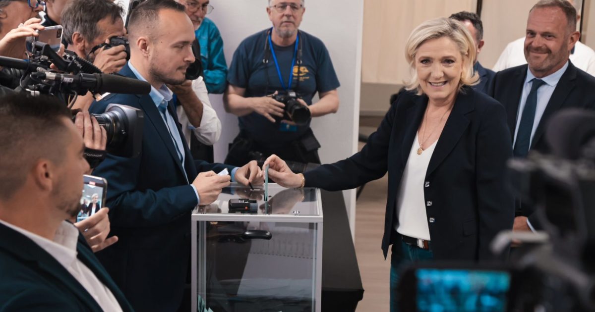 Extrema direita vence primeiro turno das eleições francesas