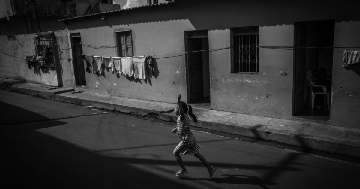 Indígenas venezuelanos enfrentam fome, doença e desespero em Manaus