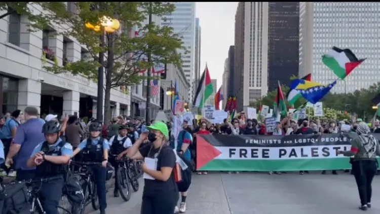 Protesto pró-Paestina reúne mais de 15 mil em Chicago