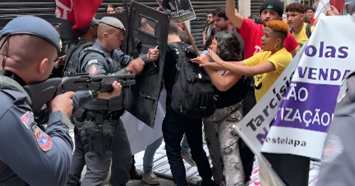 Estudantes são recebidos com balas de borracha em protesto contra terceirização de escolas de SP